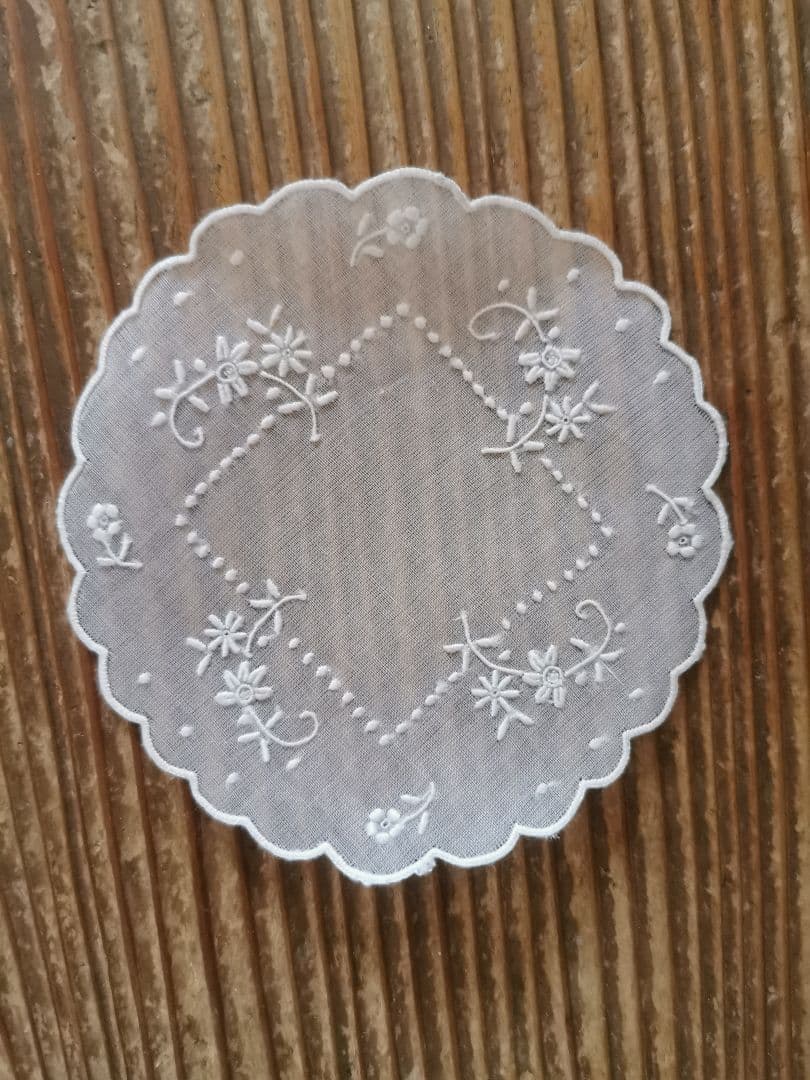 アンティーク シアーなピーニャクロス 小花の手刺繍 フラワーリムプチドイリーβ