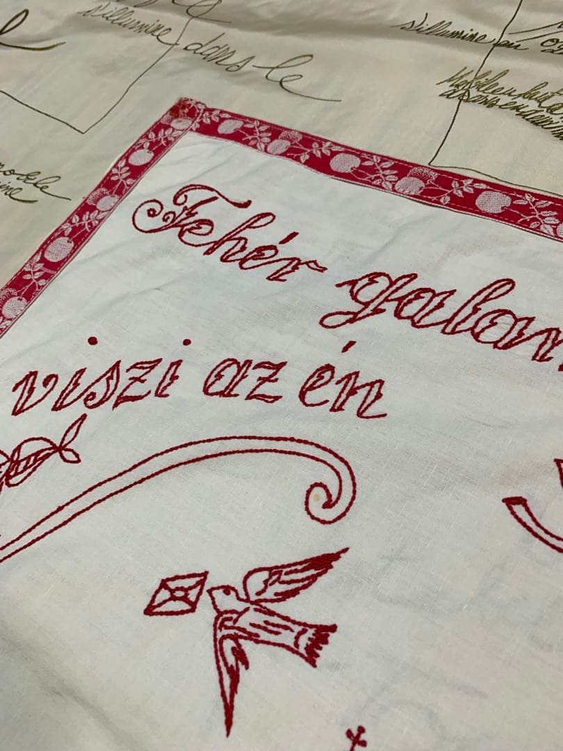 フランスアンティーク　赤い糸で教会と燕と女性が刺繍された布！リボンが可愛い！
