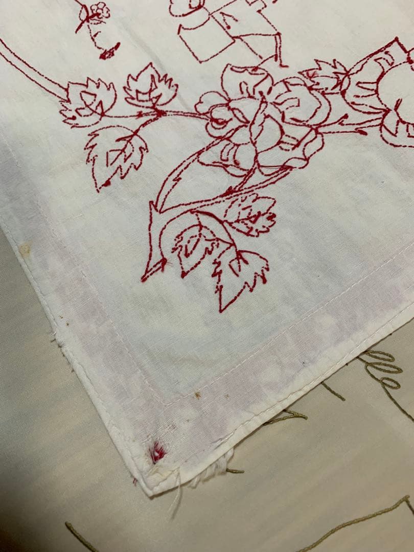 フランスアンティーク　赤い糸で教会と燕と女性が刺繍された布！リボンが可愛い！