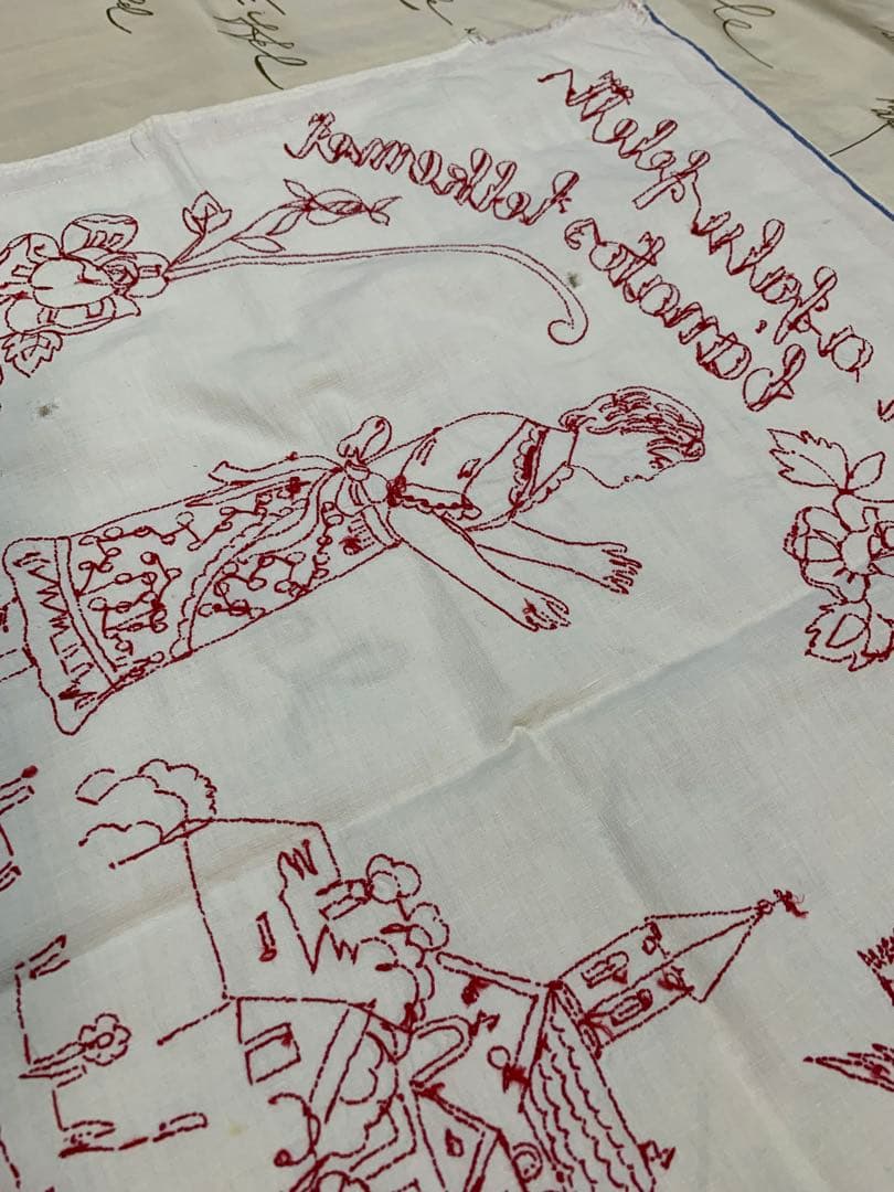 フランスアンティーク　赤い糸で教会と燕と女性が刺繍された布！リボンが可愛い！