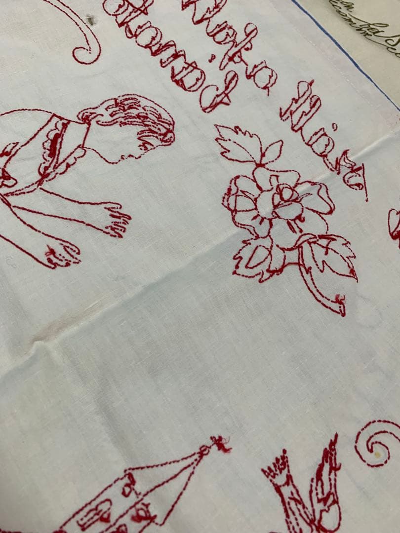 フランスアンティーク　赤い糸で教会と燕と女性が刺繍された布！リボンが可愛い！