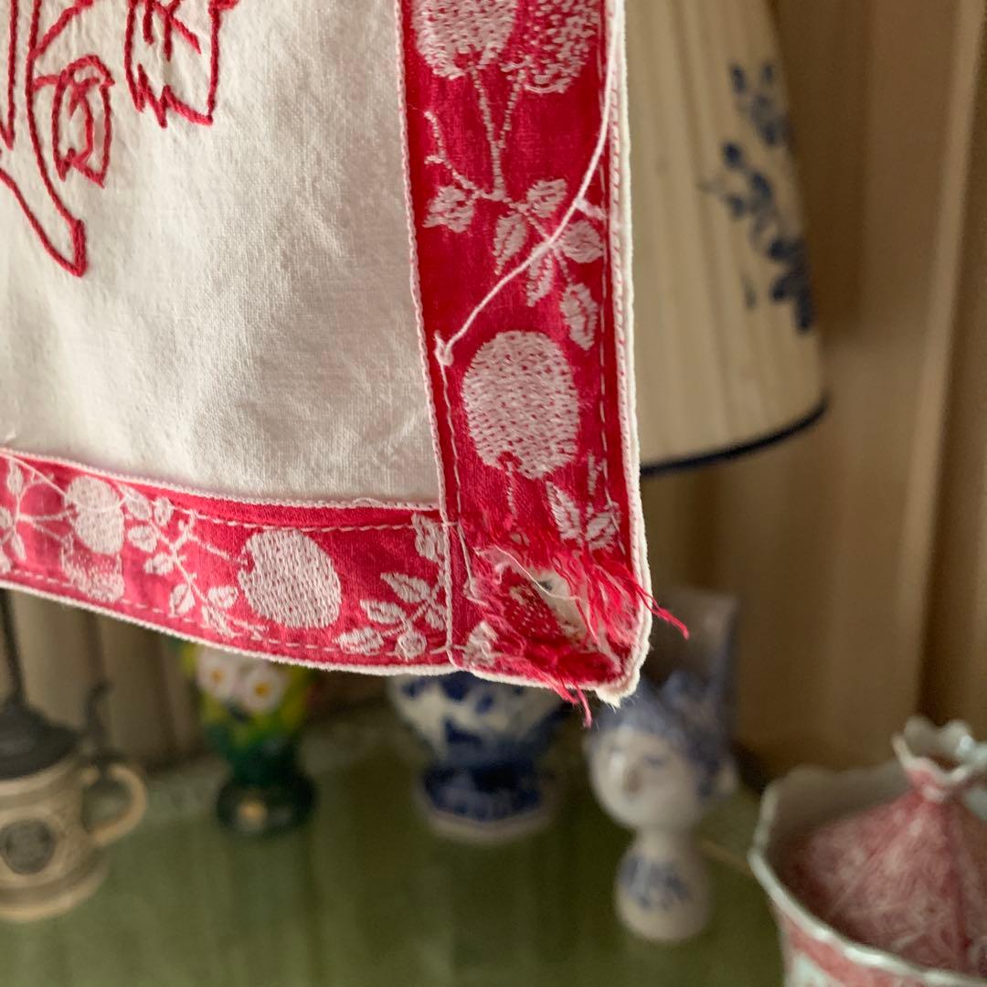 フランスアンティーク　赤い糸で教会と燕と女性が刺繍された布！リボンが可愛い！
