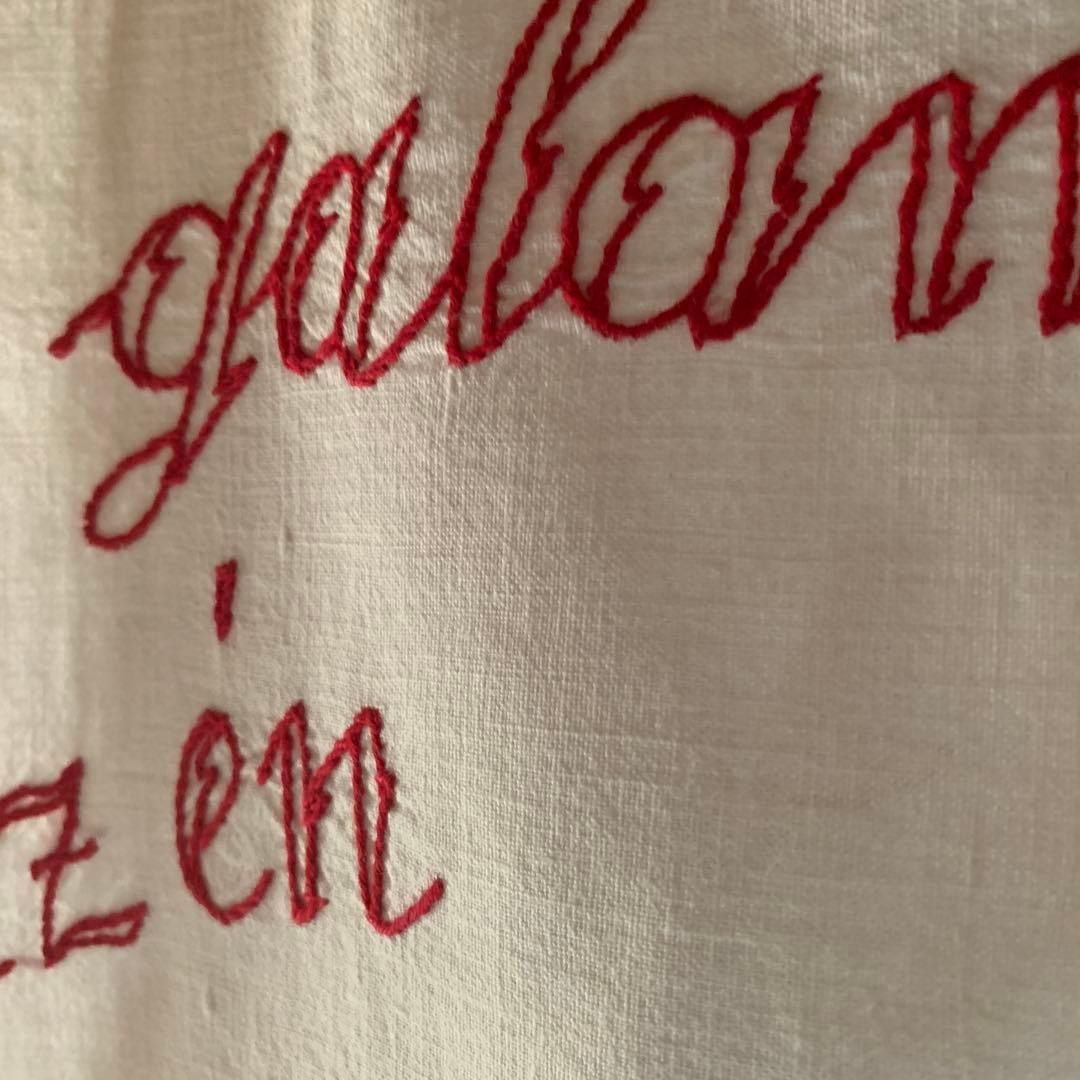 フランスアンティーク　赤い糸で教会と燕と女性が刺繍された布！リボンが可愛い！