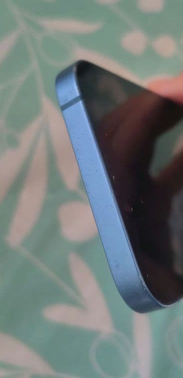 iPhone13 シムフリー　 充電ケーブル付き 最大容量75%　背面割れあり