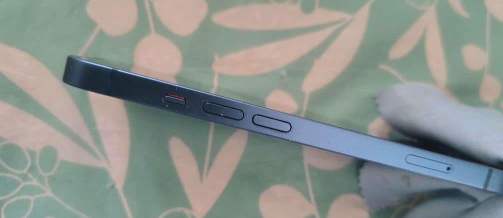 iPhone13 シムフリー　 充電ケーブル付き 最大容量75%　背面割れあり