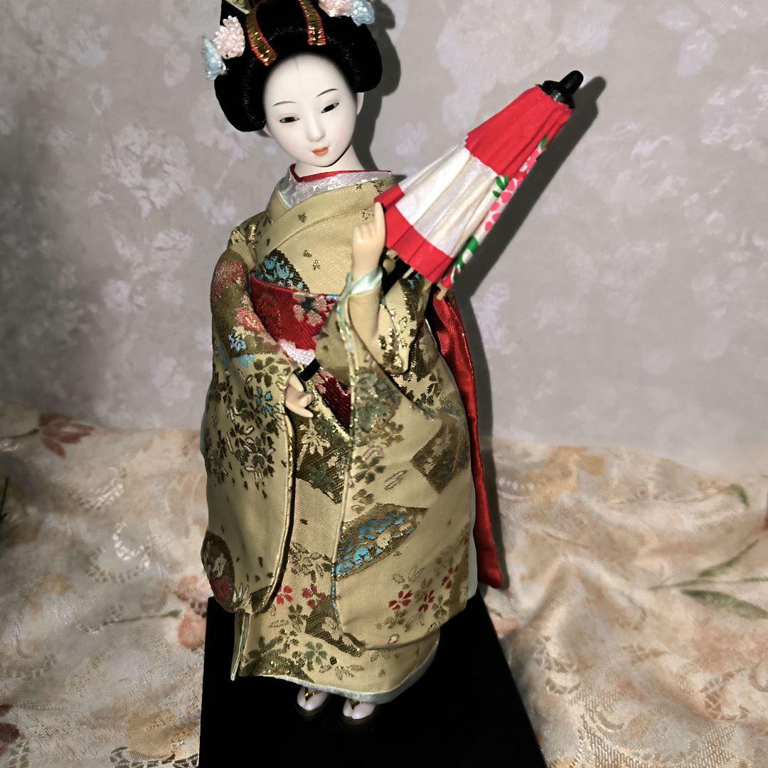 日本人形 伝統的な着物 扇子付き
