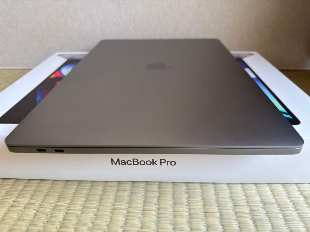 MacBook Pro i9 2019 美品 充放電回数：18回