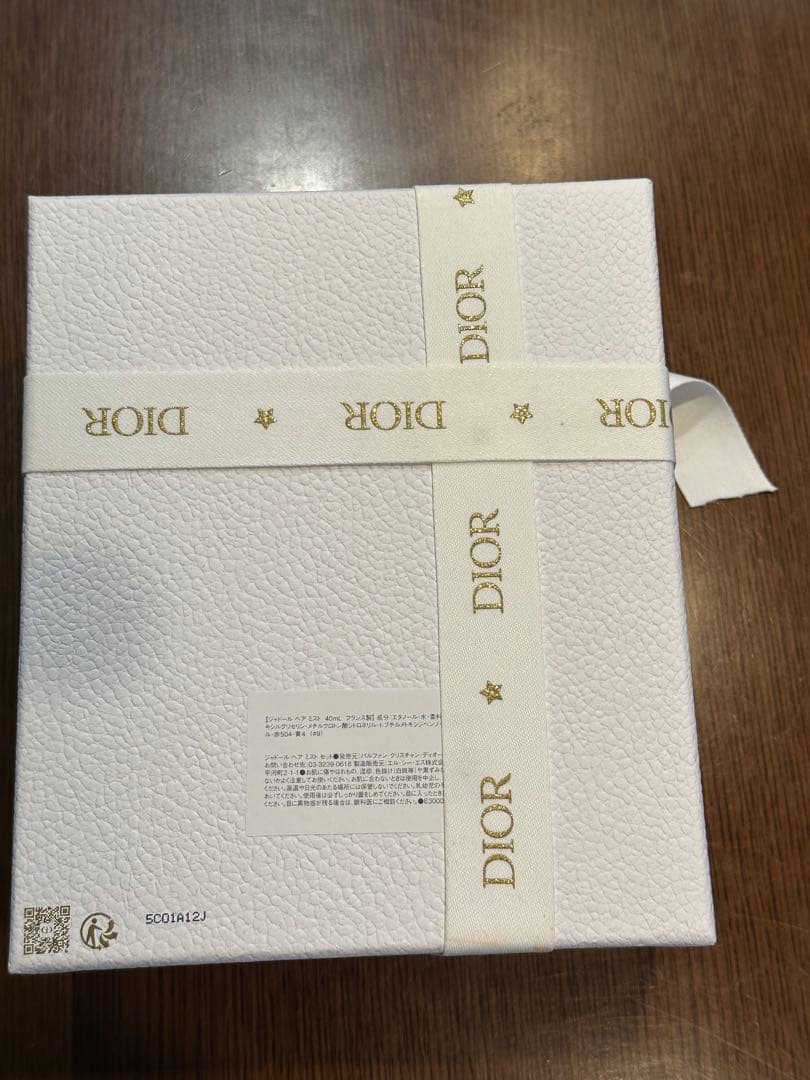DIOR プラチナノベルティのギフトボックス ヘアミストです♡