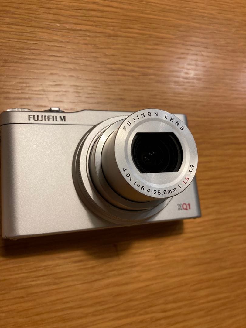 FUJIFILM XQ1 シルバー　コンパクトデジタルカメラ