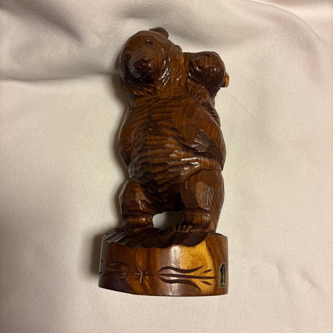 子守りクマ彫刻