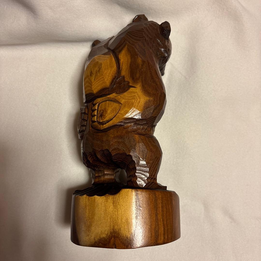 子守りクマ彫刻