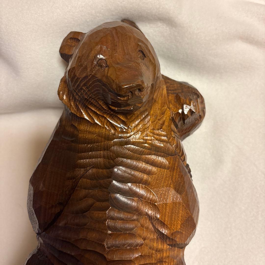 子守りクマ彫刻
