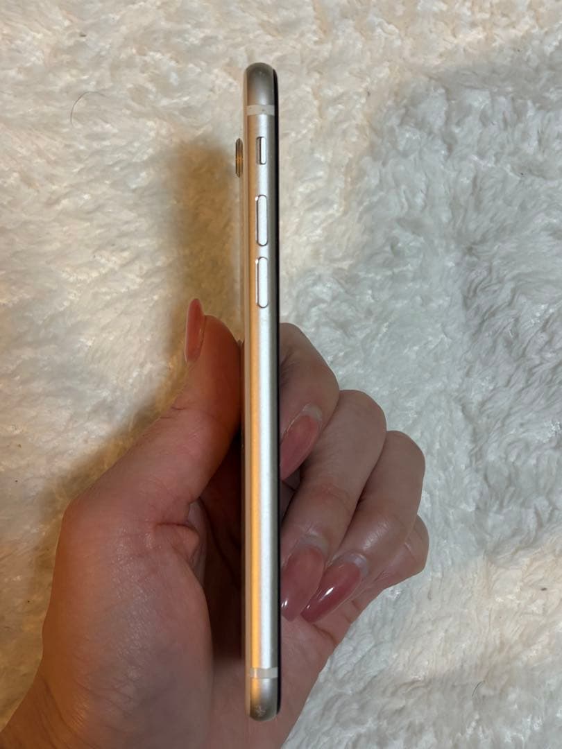 ★ひー★【美品】iPhone SE 第3世代 64GB
