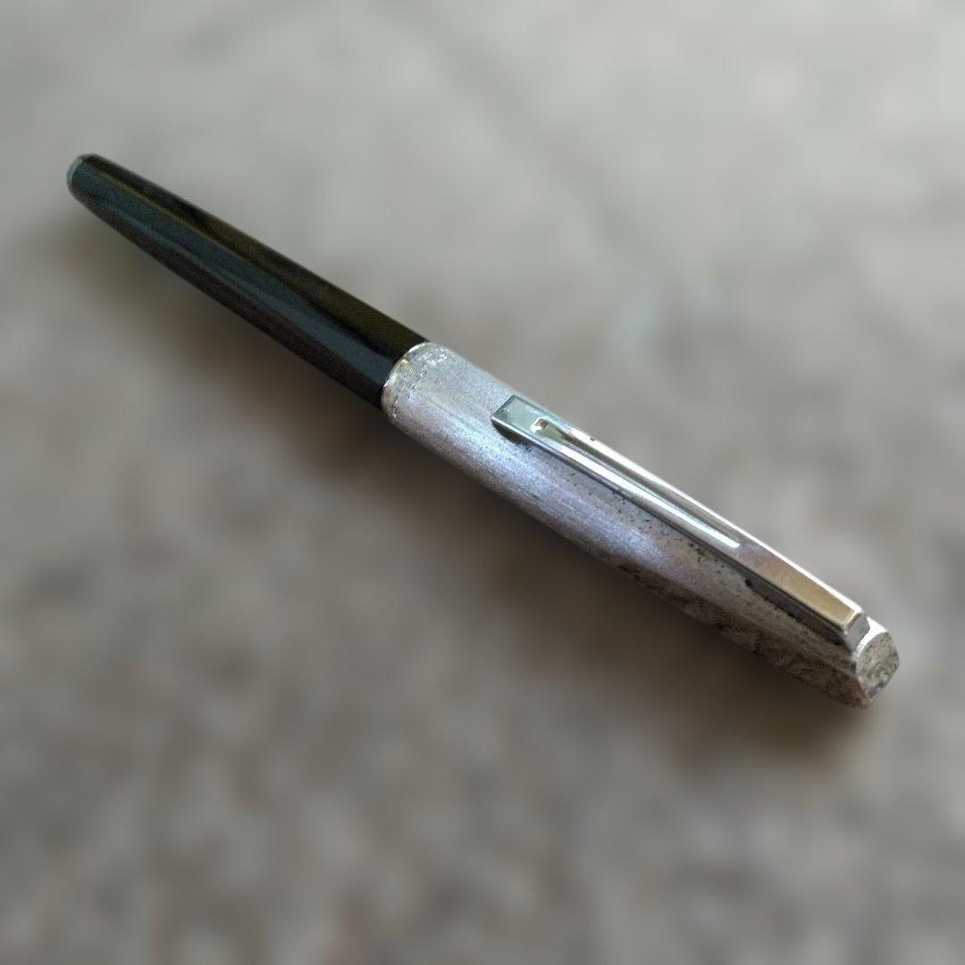 黒と銀色のキャップ式万年筆 ペン先 18k 750