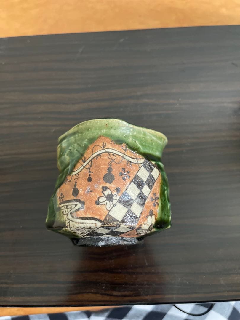 ユニークなデザインの茶碗