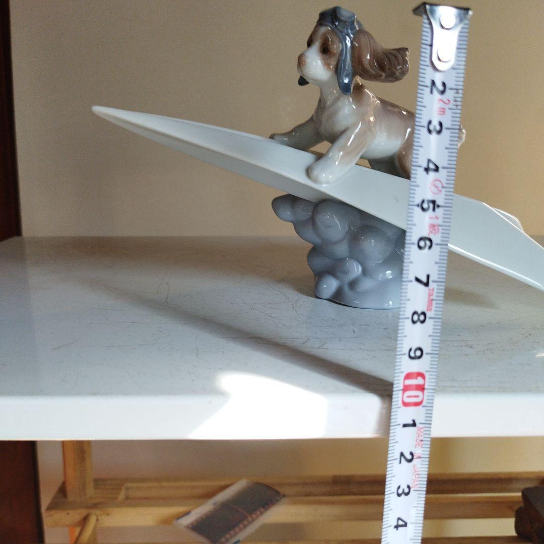 犬のフィギュア 陶器製 飛行機の翼