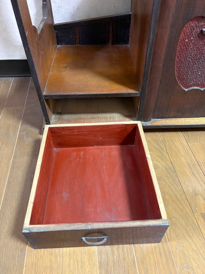 収納家具である「茶箪笥」または「茶棚」と呼ばれるアンティークな和家具