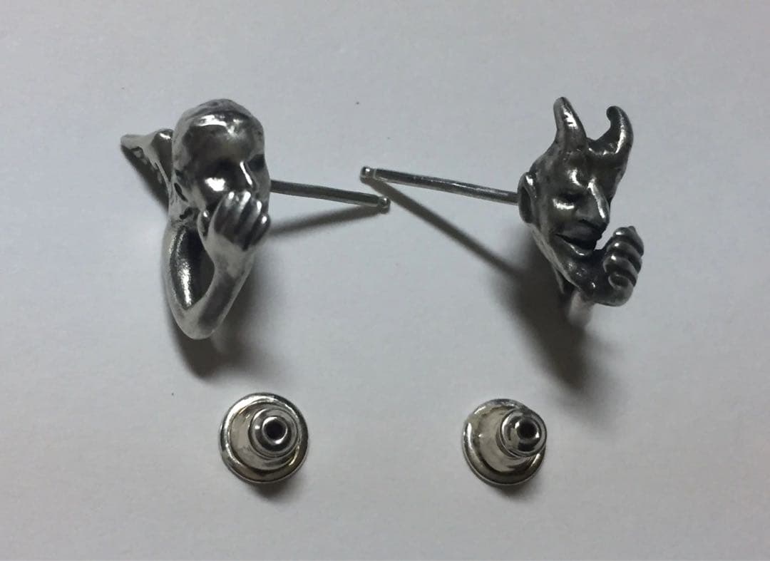 耳元で囁く悪魔と天使のピアス