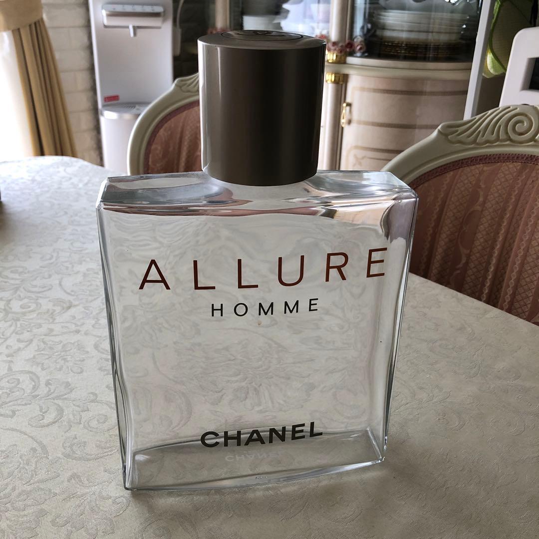 CHANEL店舗ディスプレイ特大瓶