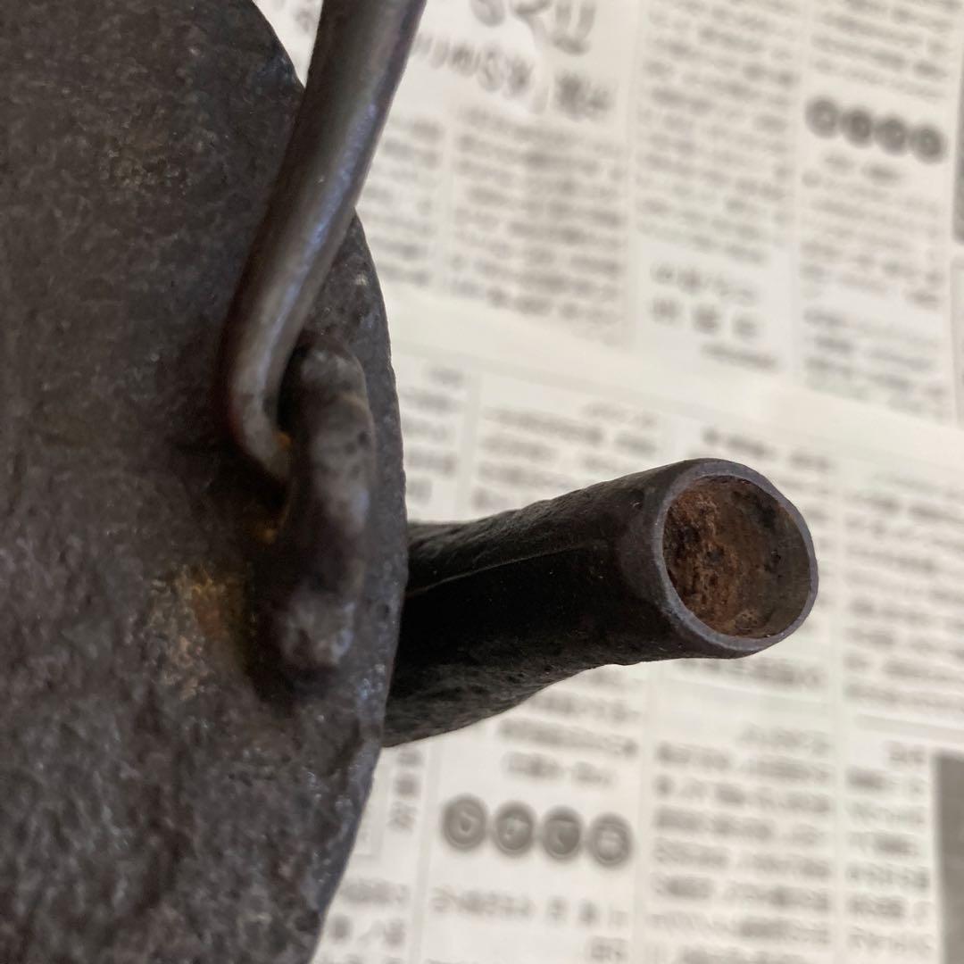 鉄製黒鉄瓶 木箱付き　胴回り直径約１５ｃｍ　高さ持ち手含めて約２０ｃｍ