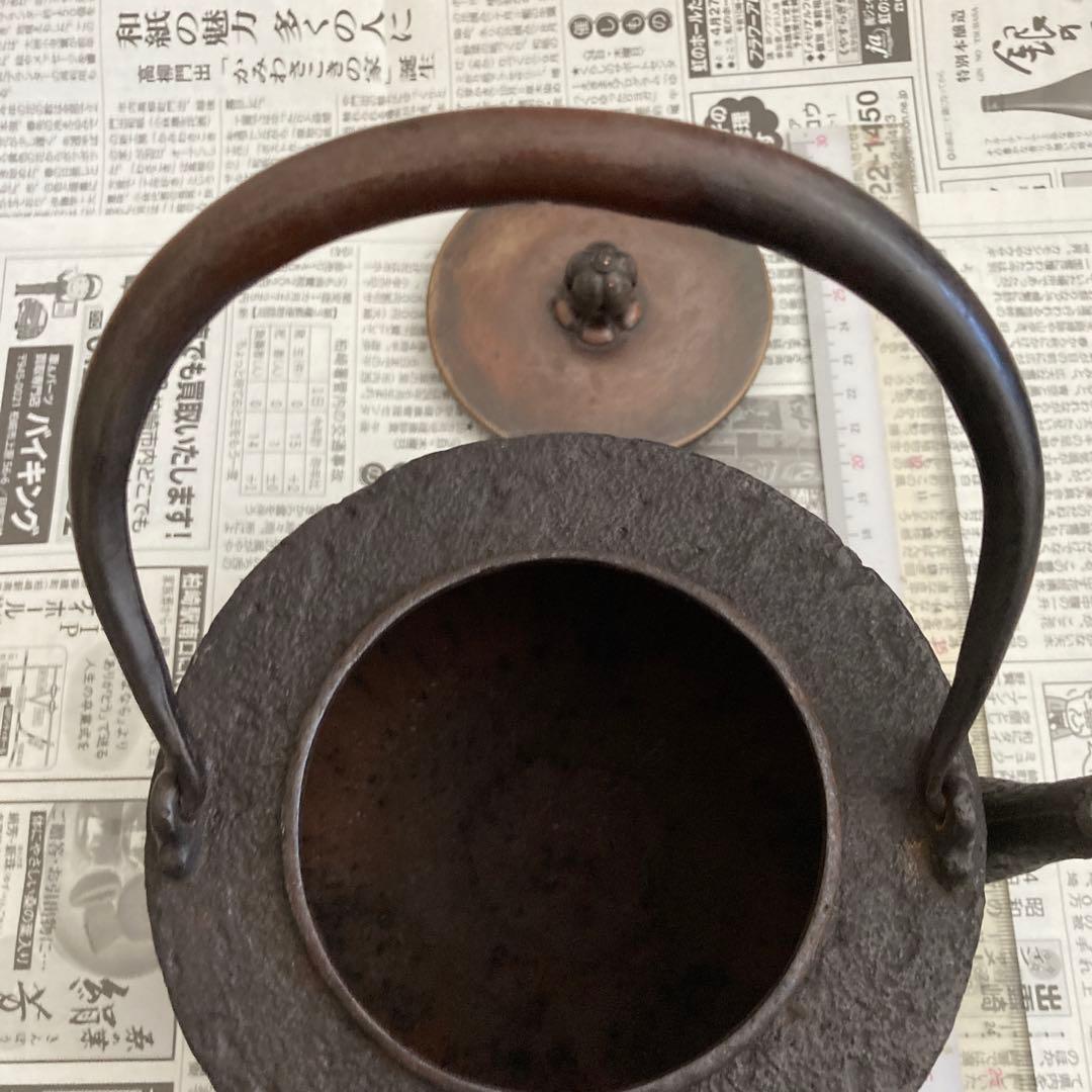 鉄製黒鉄瓶 木箱付き　胴回り直径約１５ｃｍ　高さ持ち手含めて約２０ｃｍ