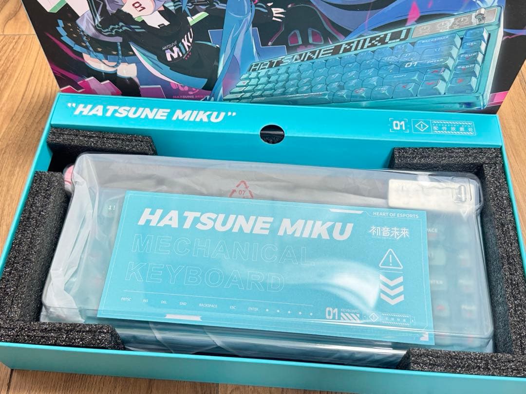 初音ミク メカニカルキーボード 小型ディスプレイ付き RGB バックライト