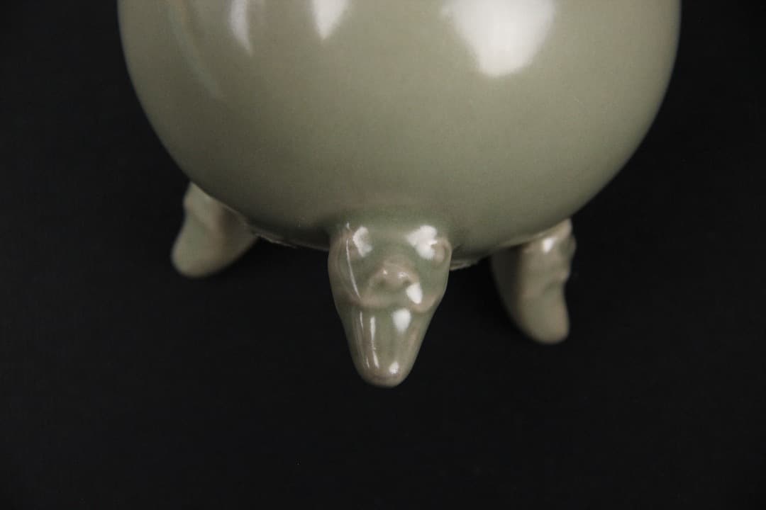 中国　青磁　三足香炉　龍泉窯　粉青釉　中国古陶磁　香道具 箱付 EOM21-5