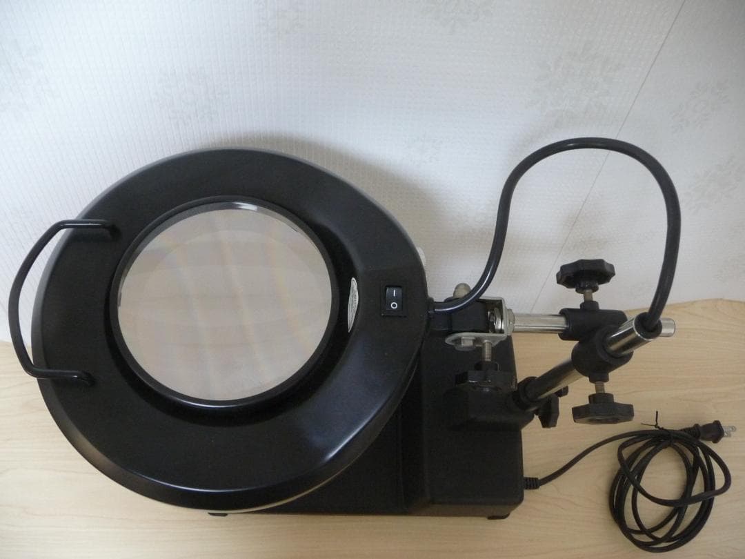 照明付き拡大鏡　テーブルスタンド式　E-127