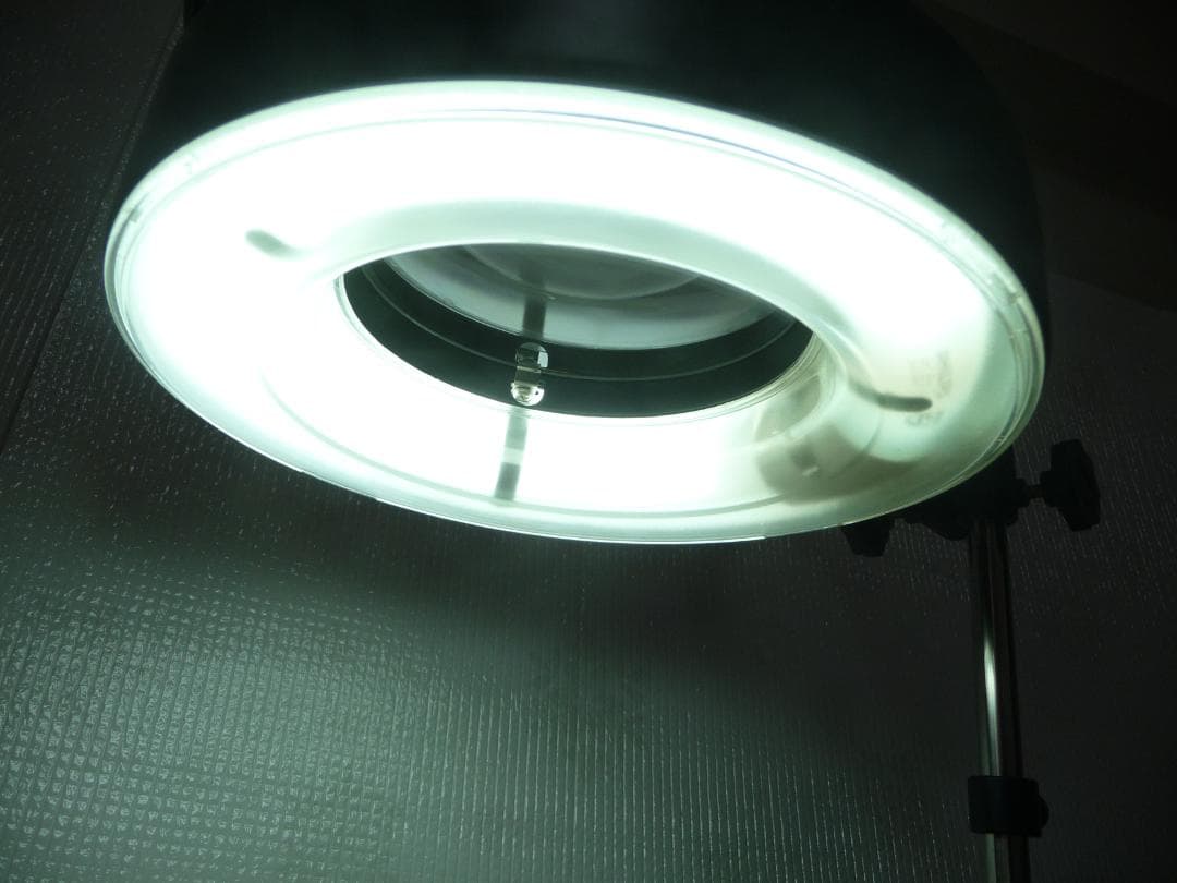 照明付き拡大鏡　テーブルスタンド式　E-127