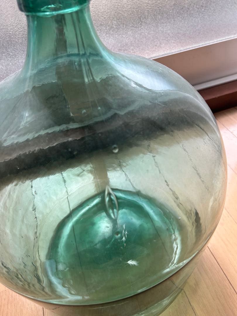 透明緑色ガラス容器