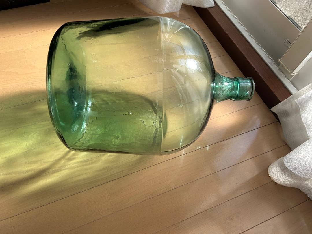 透明緑色ガラス容器