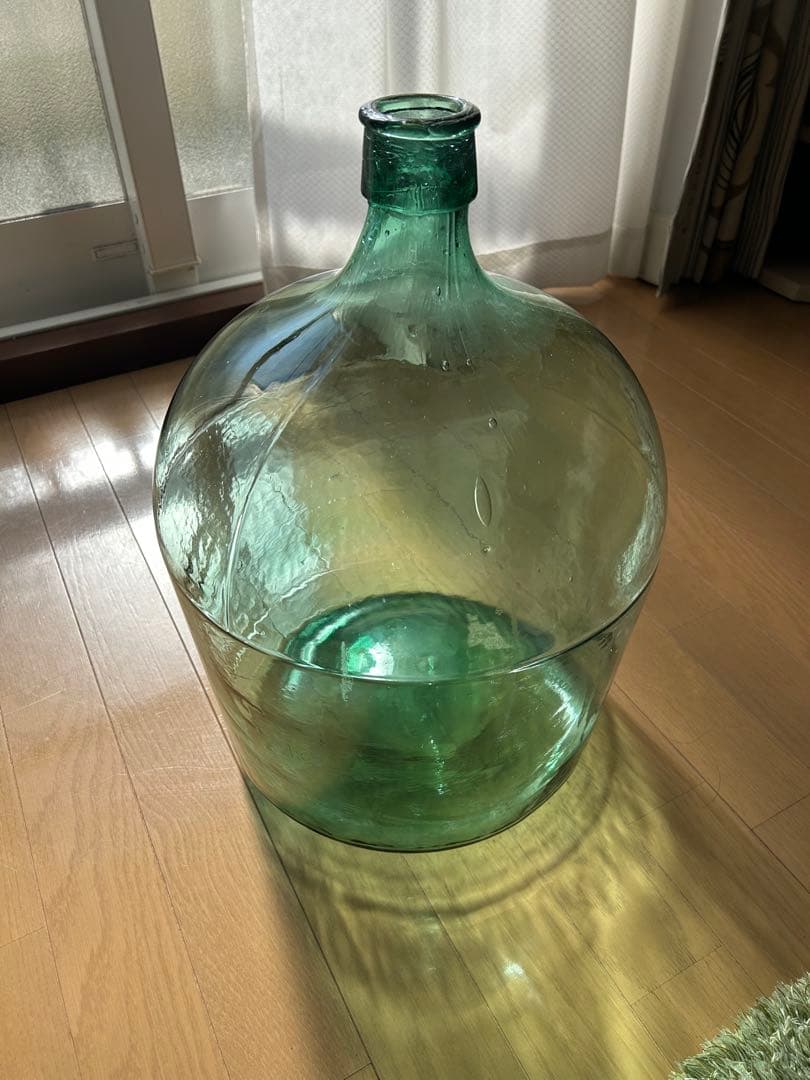 透明緑色ガラス容器