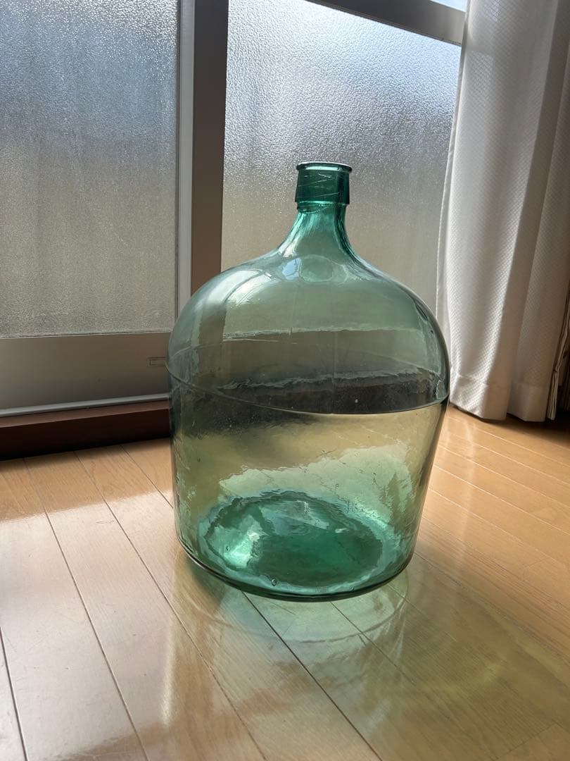 透明緑色ガラス容器