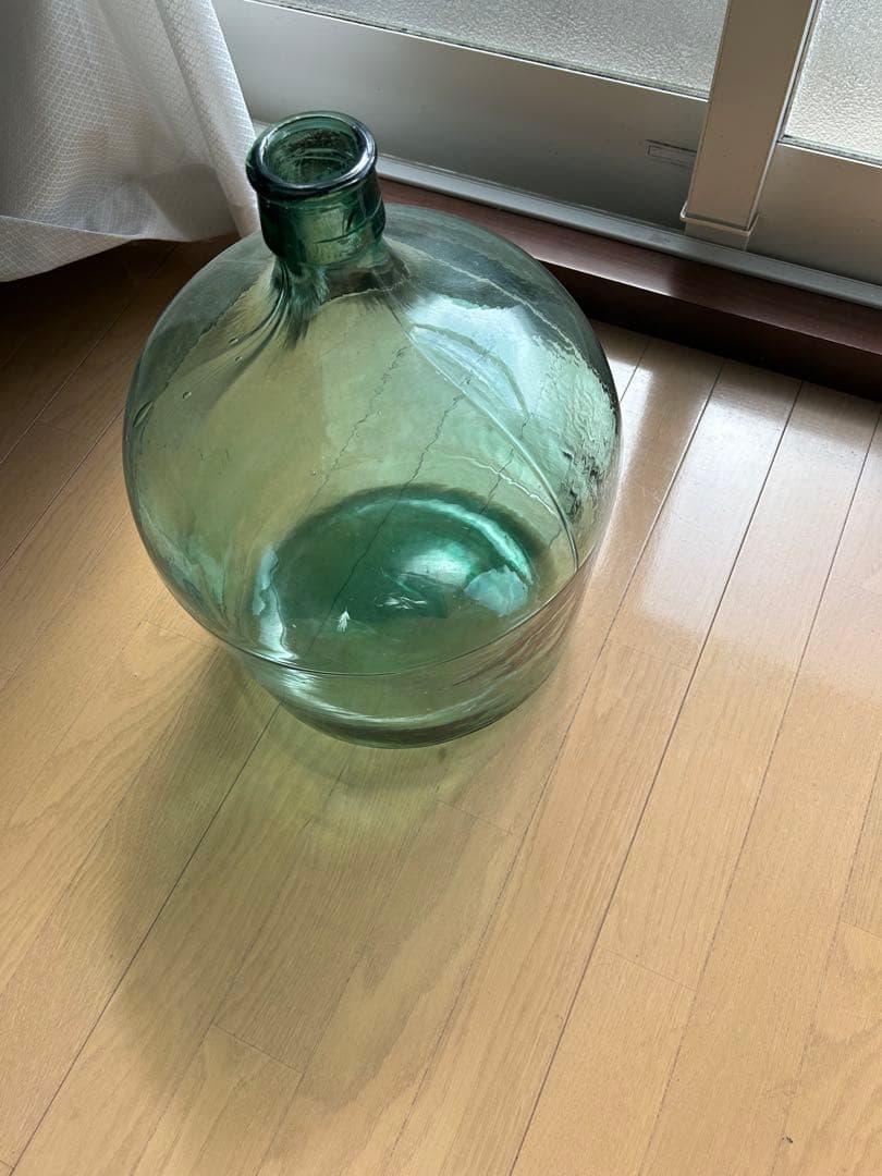 透明緑色ガラス容器