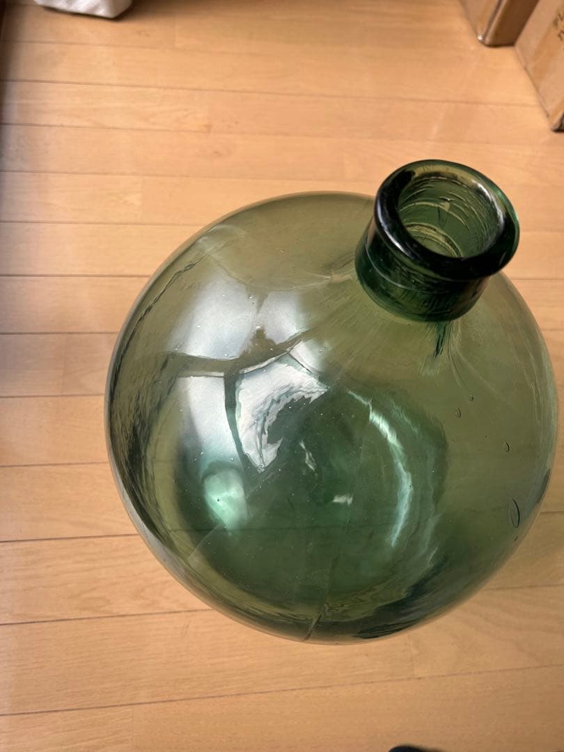 透明緑色ガラス容器