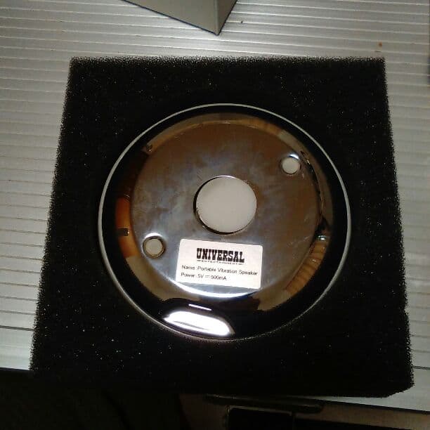 スピーカー　ユニバーサルエンターテイメント