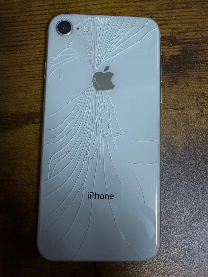 iPhone 8 シルバー 初期化済み　背面割れあり