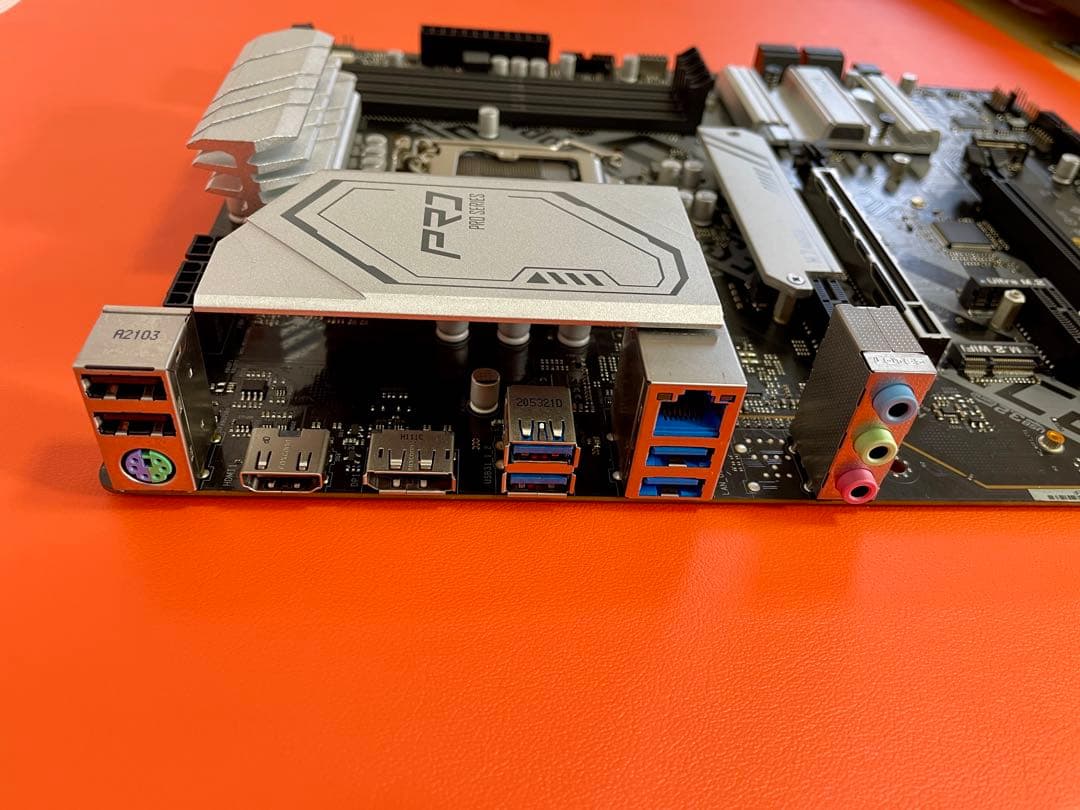 ASRock Z590 Pro4 ATX マザーボード (LGA 1200)