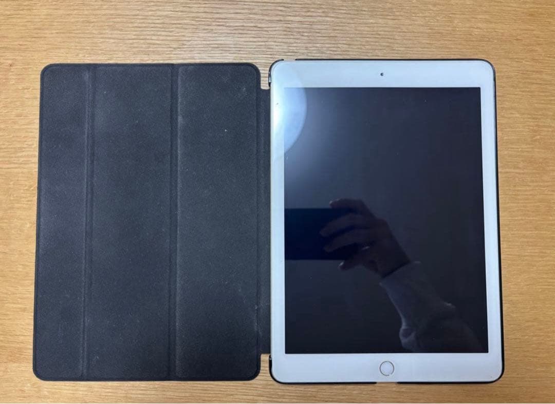 Apple iPad Gen 6（第6世代）シルバー 本体 カバー付き