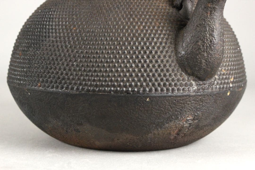 No5854 南部盛岡　三厳堂　霰文鉄瓶　重量1608g 栞/木箱付　送料無料
