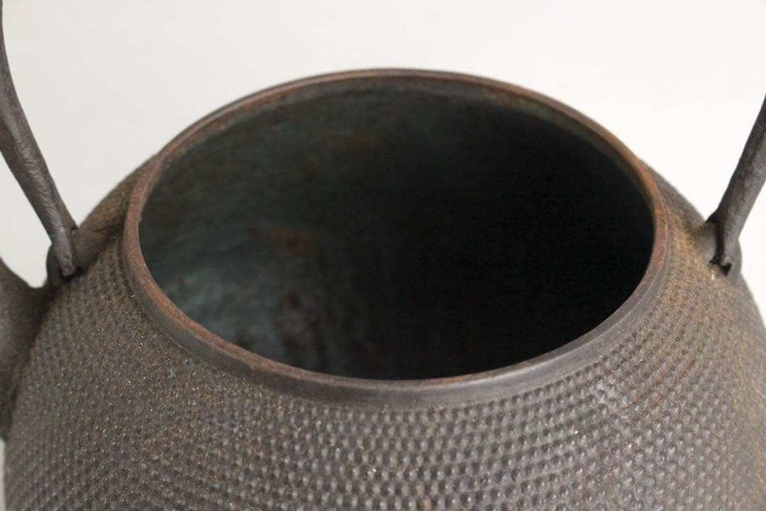 No5854 南部盛岡　三厳堂　霰文鉄瓶　重量1608g 栞/木箱付　送料無料