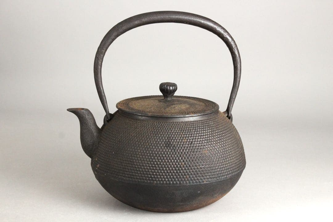 No5854 南部盛岡　三厳堂　霰文鉄瓶　重量1608g 栞/木箱付　送料無料