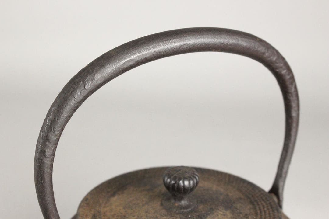 No5854 南部盛岡　三厳堂　霰文鉄瓶　重量1608g 栞/木箱付　送料無料