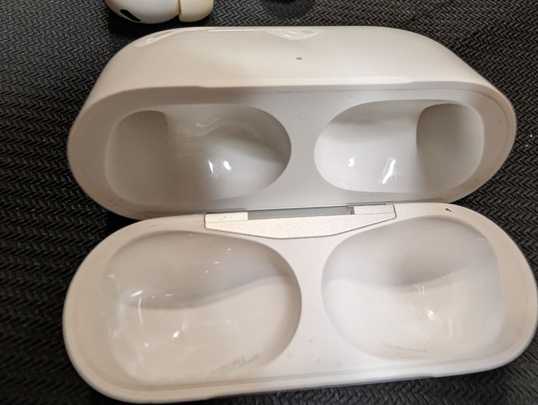 AirPods Pro2 lightning本体 ケース付き ジャンク扱い