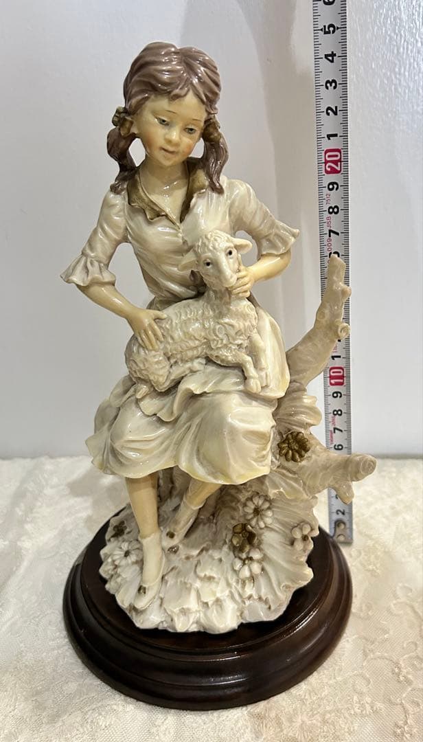 イタリアA.Santini サンティーニ 彫像 「羊を抱く少女」 カポディモンテ
