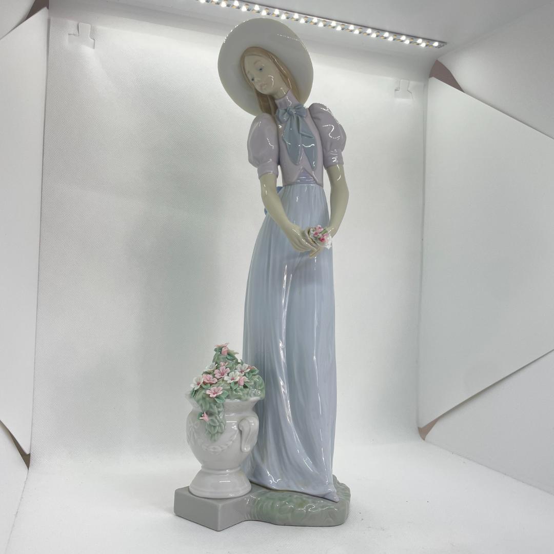 LLADRO リヤドロ No.6782「気品に満ちて」