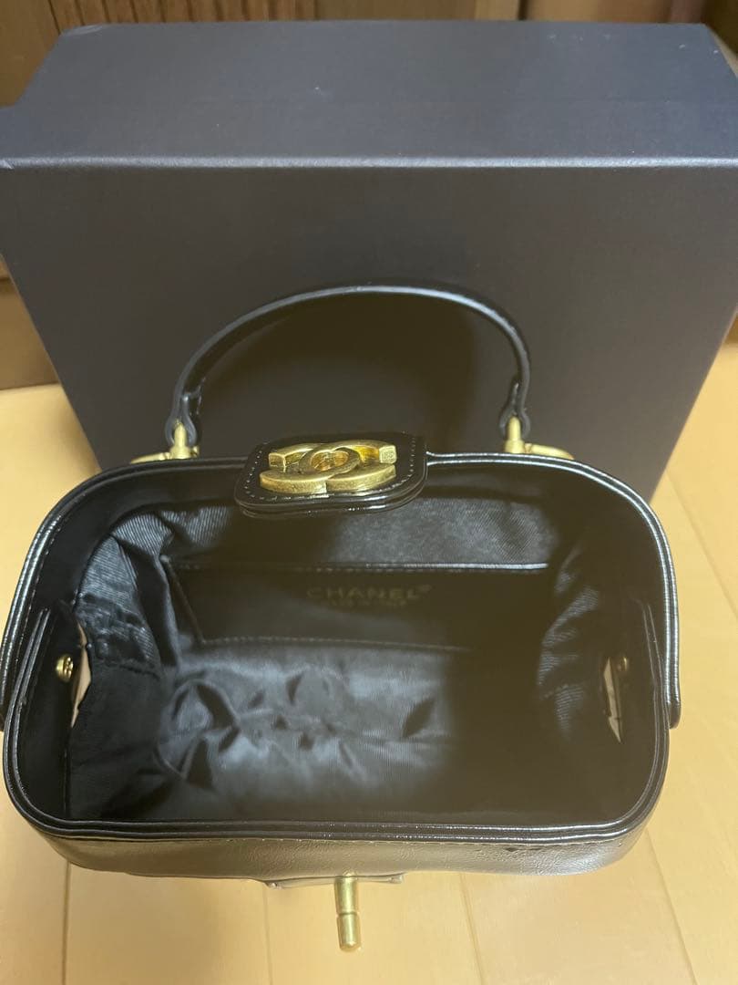 CHANELノベルティエナメルショルダーバック