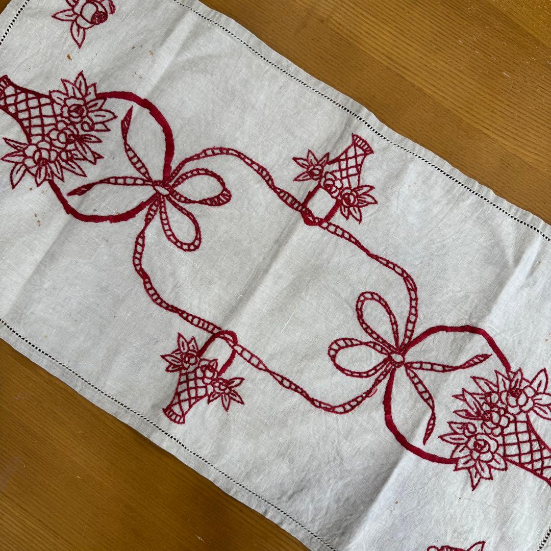 フランスアンティーク　赤糸刺繍　テーブルセンター