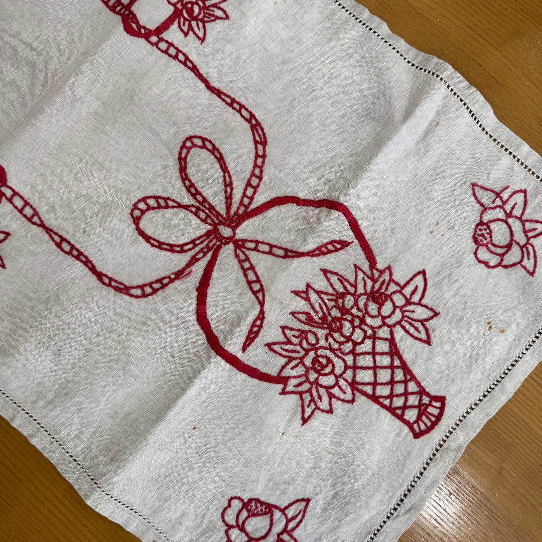 フランスアンティーク　赤糸刺繍　テーブルセンター