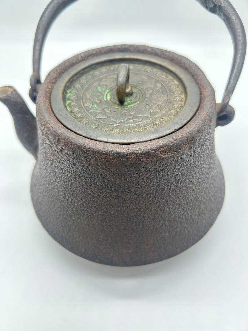 鉄瓶 古鏡蓋 落款あり 名人古作 時代物  岩肌 水漏れ無し容量約1000ml